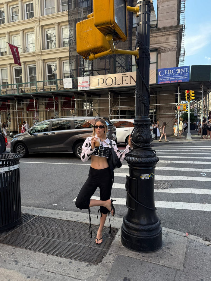Clienta con capri negro en una esquina de Nueva York