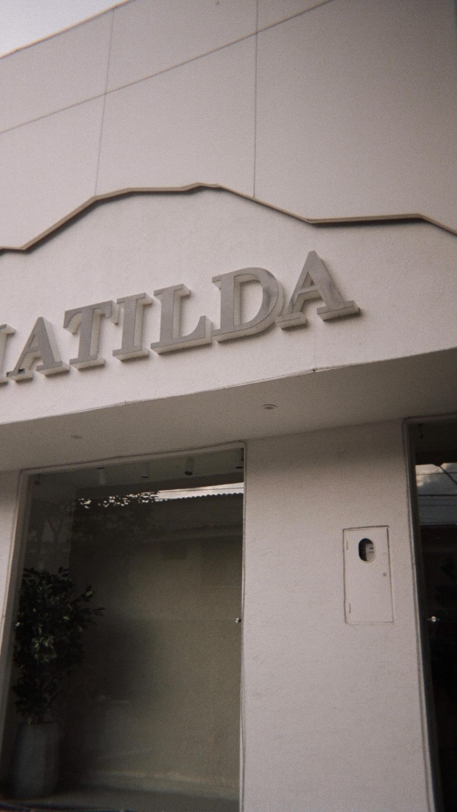 Fachada de la tienda Matilda en Bucaramanga con su letrero