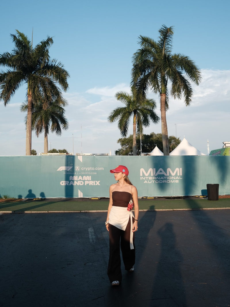 Clienta con top Florian café y pantalón bota ancha negro en Miami