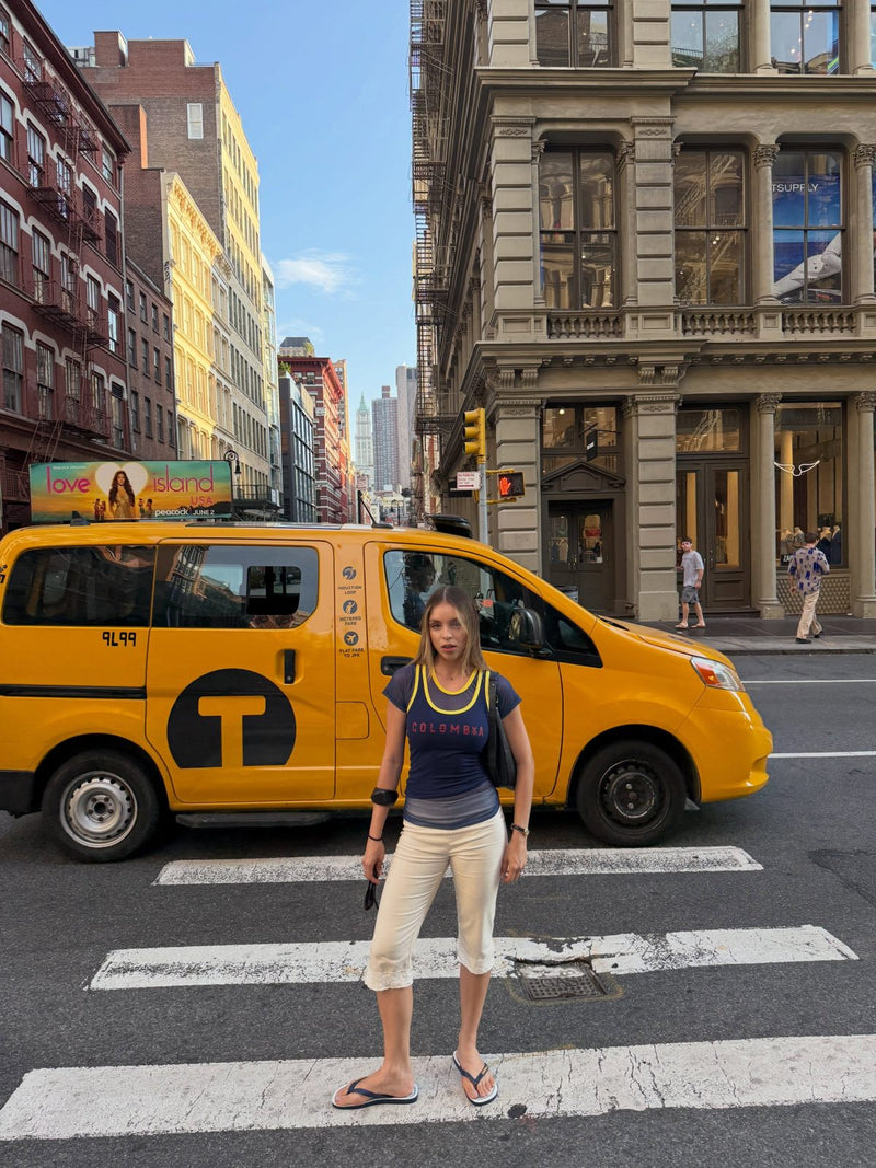 Clienta con tank top Colombia y capri arena cruzando en Nueva York