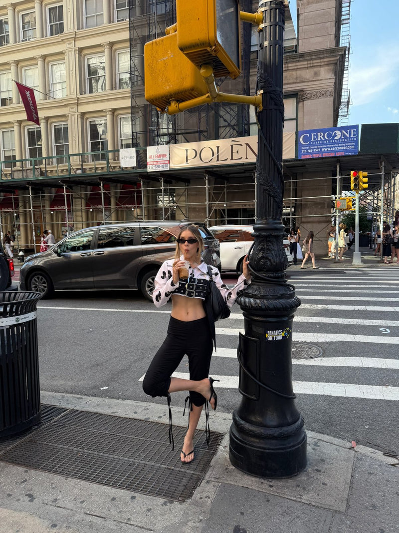 Clienta con capri negro en una esquina de Nueva York