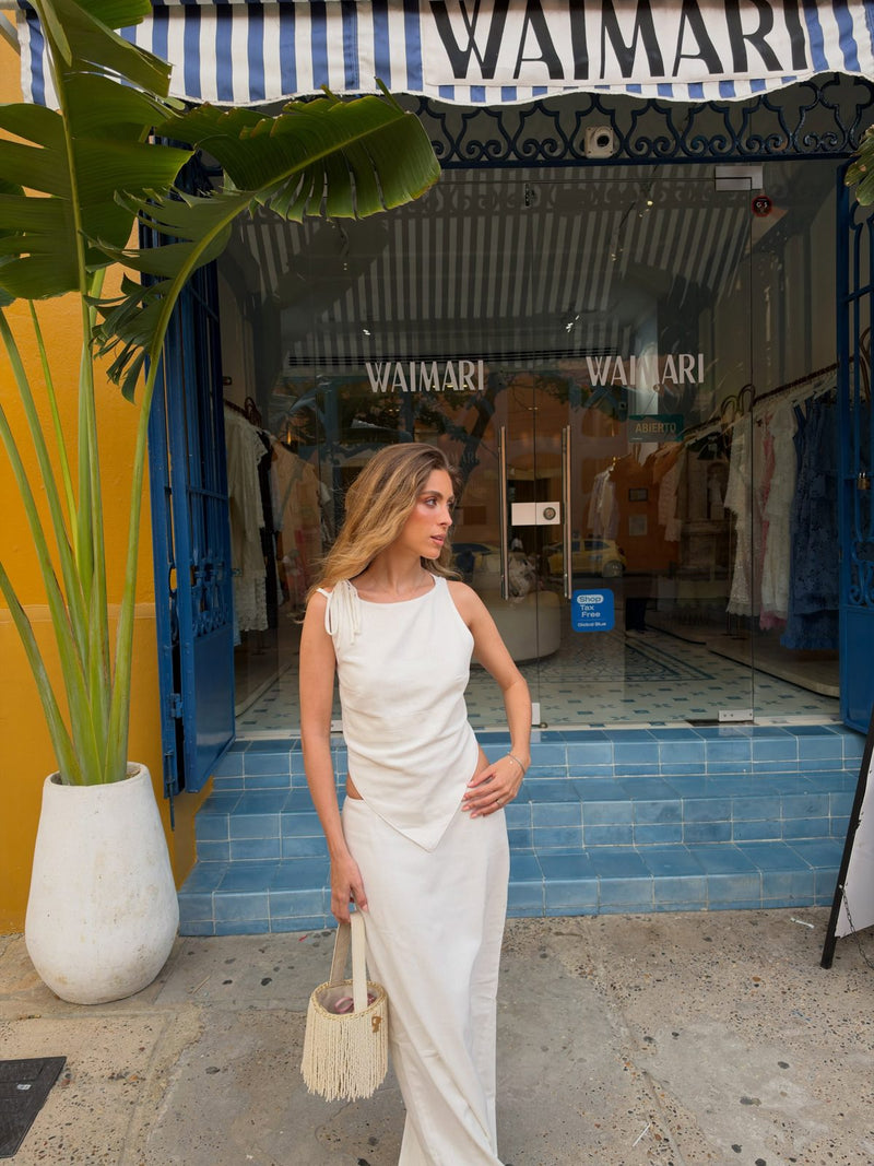 Estefanía Duque con blusa y falda ivory en Cartagena